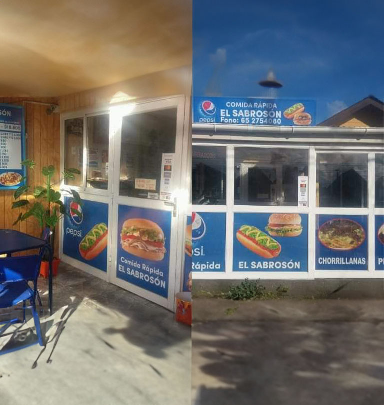 Fachada de la misma casa, pero con puertas corredizas en una tonalidad azul auspiciada por la marca Pepsi.